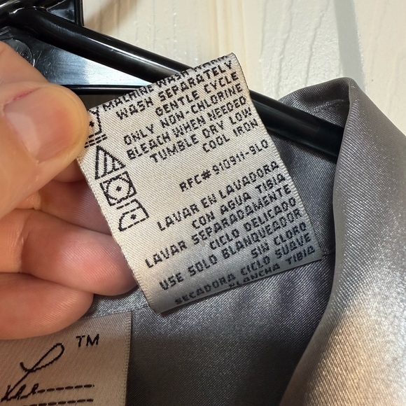 Kathie Lee Woman blouse, shiny silver fabric, long sleeve, Size 18W/20W 38/40 - Picture 5 of 7